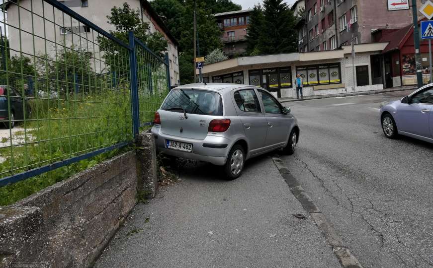 Nesvakidašnja nesreća u Sarajevu: Vozilom udario u ogradu KCUS-a
