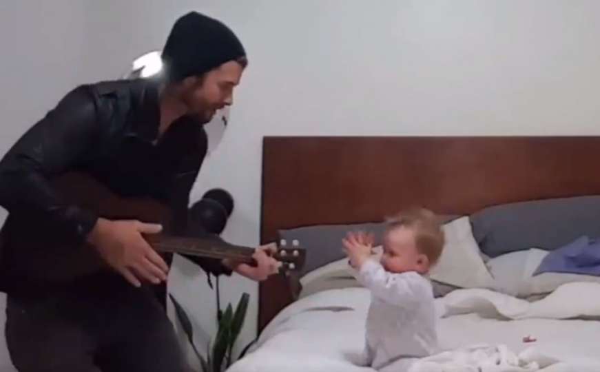 Kako samo uživa ova bebica dok joj otac svira na gitari