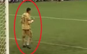 Golman koji je začudio svijet: Usred utakmice uzeo telefon iz gola i razgovarao