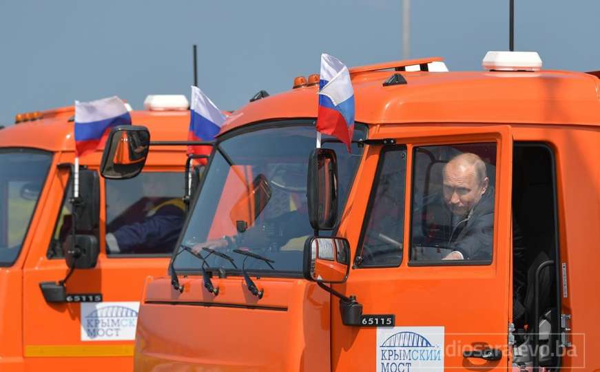 Putin sjeo u kamion i prvi prešao preko novootvorenog Krimskog mosta