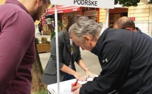 Fotografija iz Ferhadije: Zlatko Lagumdžija dao potpis podrške za Narod i pravdu 