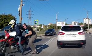 Vozi terenac, bahat je, ne vidi dobro i ne razlikuje bicikl od motocikla