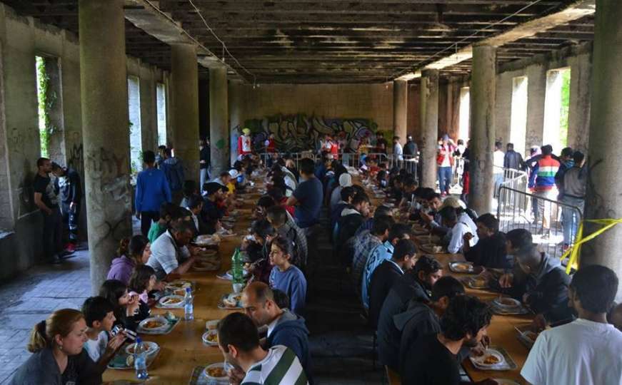 Više od stotinu migranata u Velikoj Kladuši iz parka premješteno u kamp