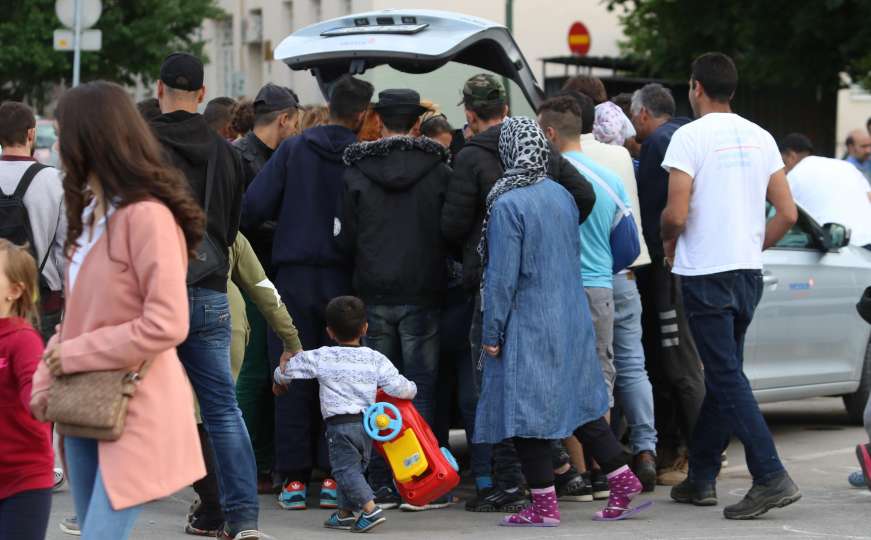 Posljednji momenti za migrante ispred Vijećnice: 600 osoba prebacuju u Mostar 