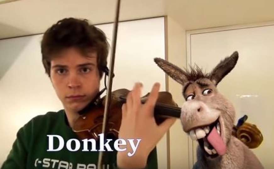 Sebastian na violini svira melodije iz igrica i oglašavanje životinja