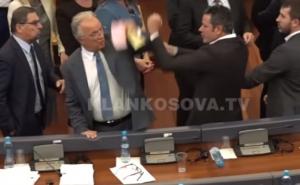 Drama u Kosovskom parlamentu: Zastupnik nasrnuo na kolegu, udario ga laktom 