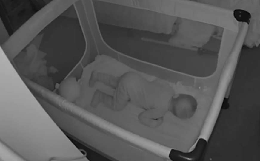 Kamera snimila jeziv trenutak dok su majka i beba spavali 