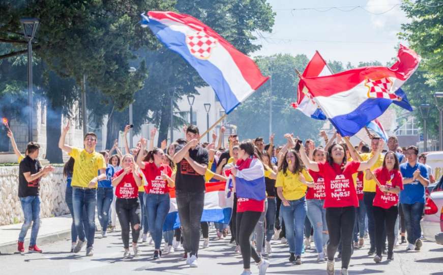Srednjoškolci u Hercegovini maturu slavili sa zastavama "Herceg-Bosne"