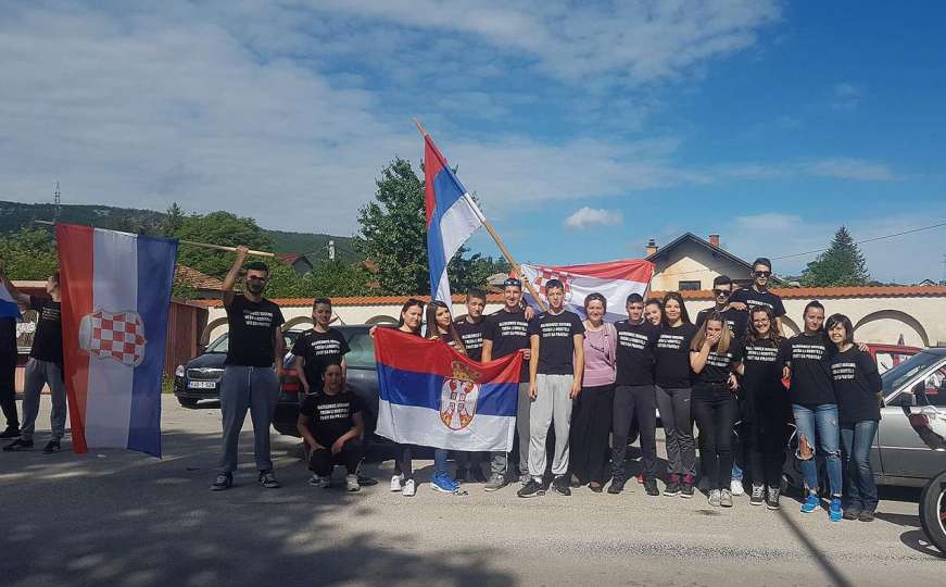 Drvar: Srednjoškolci maturu slavili sa zastavama Srbije i Hrvatske