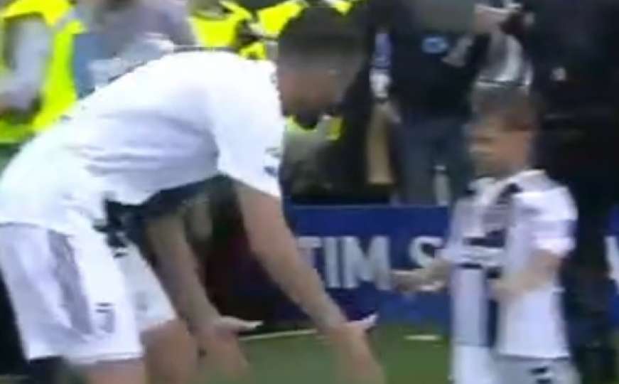 Jedinstven momenat: Pjanić u zagrljaju sina Edina na terenu Juvetusovog stadiona 