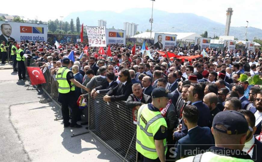 Zetra spremna za dolazak Erdogana, hiljade učesnika čekaju početak mitinga