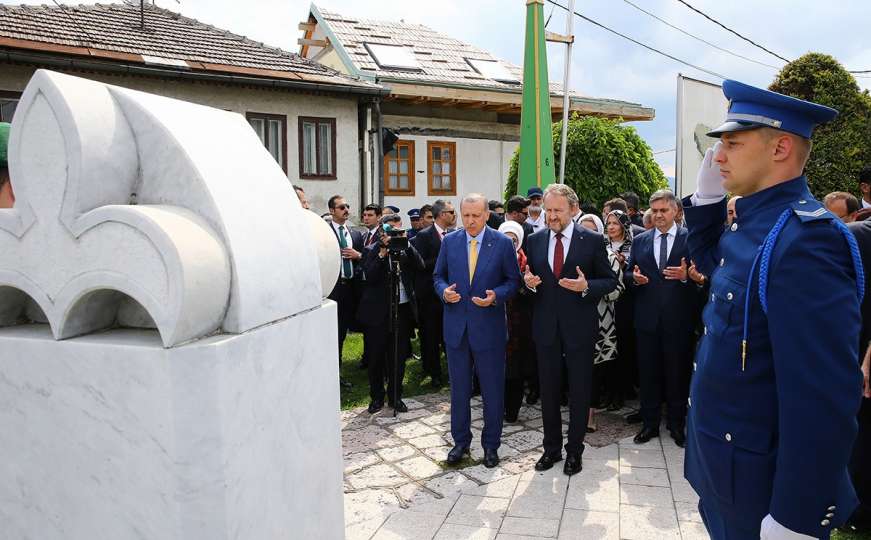 Erdogan položio cvijeće na mezar Alije Izetbegovića i proučio Fatihu