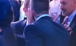 Elton John poljubio Beckhama u usta pa se počeo oblizivati