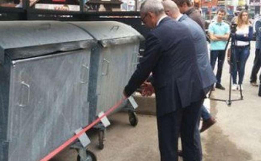 Samo na Balkanu: Gradonačelnik prerezao crvenu vrpcu i otvorio kontejnere