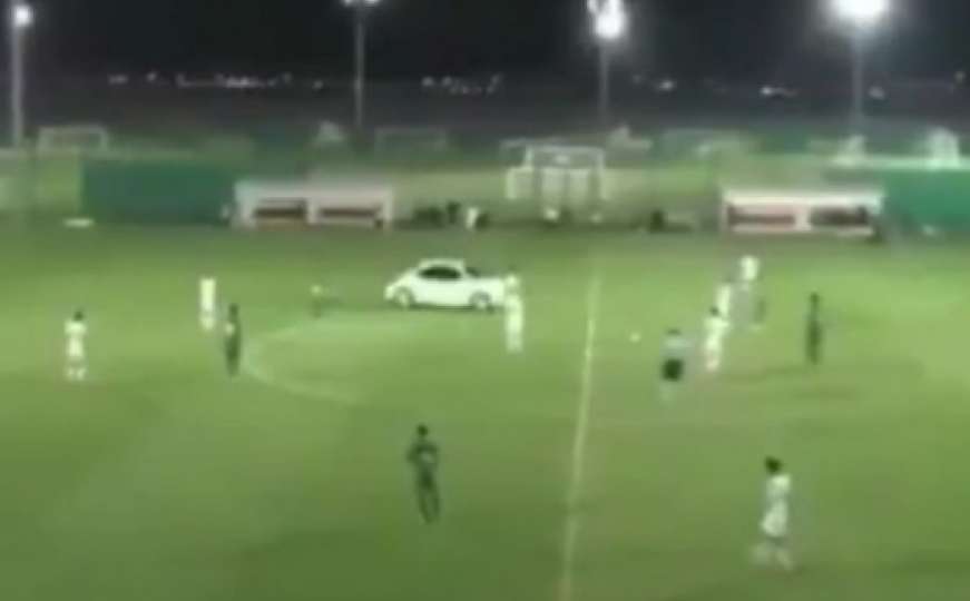 UAE: Automobilom ušao na nogometni teren i prekinuo utakmicu