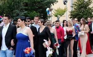 Raskošna mladost: Maturanti prodefilirali ulicama Trebinja