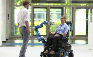 Caritas zaposlio dva robota koji pomažu osobama s invaliditetom