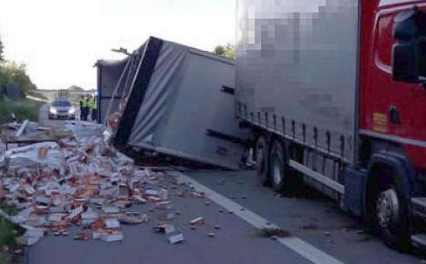 Njemačka: Prevrnuo se kamion iz Hrvatske, iz prikolice ispalo 12 tona kobasica