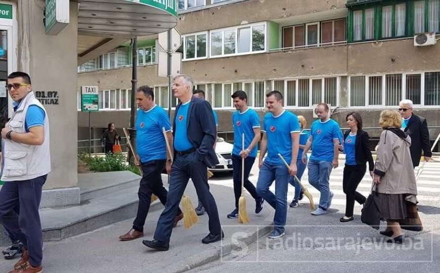 Jerko Ivanković-Lijanović s kolegama iz stranke u zgradu CIK-a ušao s metlama