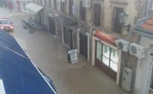 Scene iz Mostara: Obilne padavine, Stari grad pod vodom 