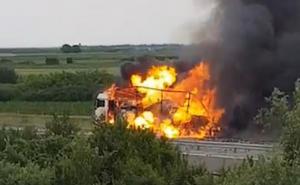 Čule se detonacije: Zapalio se kamion koji je prevozio dezodoranse 