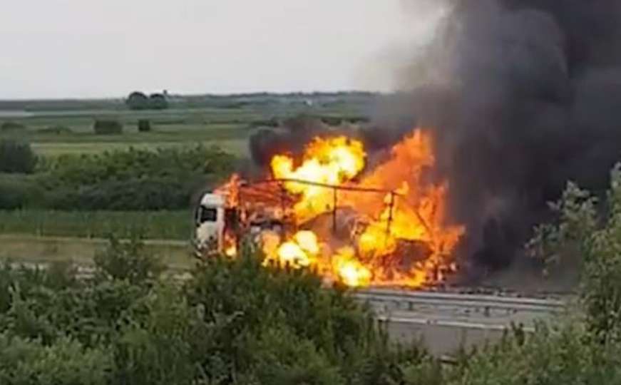 Čule se detonacije: Zapalio se kamion koji je prevozio dezodoranse 