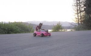 Kad majstori nabriju autić za Barbike: Mali ružičasti Mustang - leti