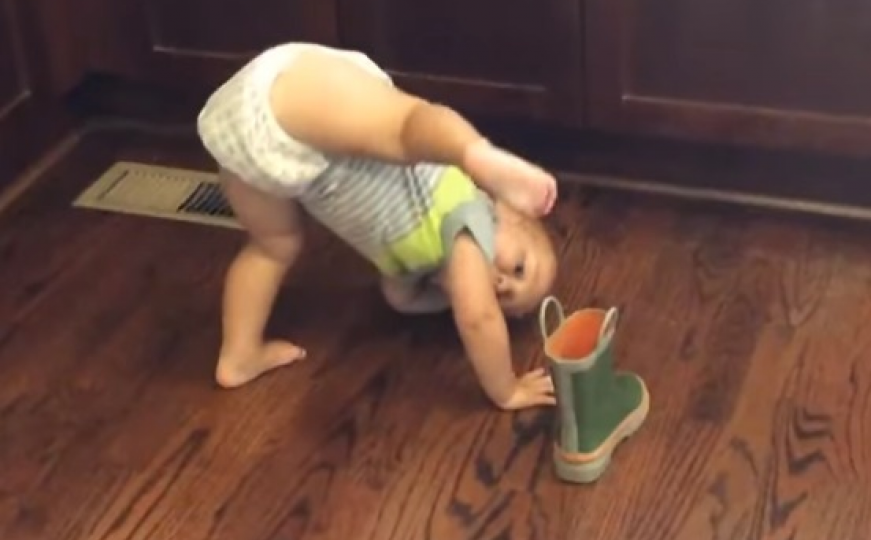 Video koji će vas oduševiti: Pogledajte kako ova beba pokušava obući čizmu