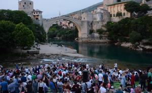 Tradicija u Mostaru: Oko hiljadu mladih iftarilo se ispod Starog mosta