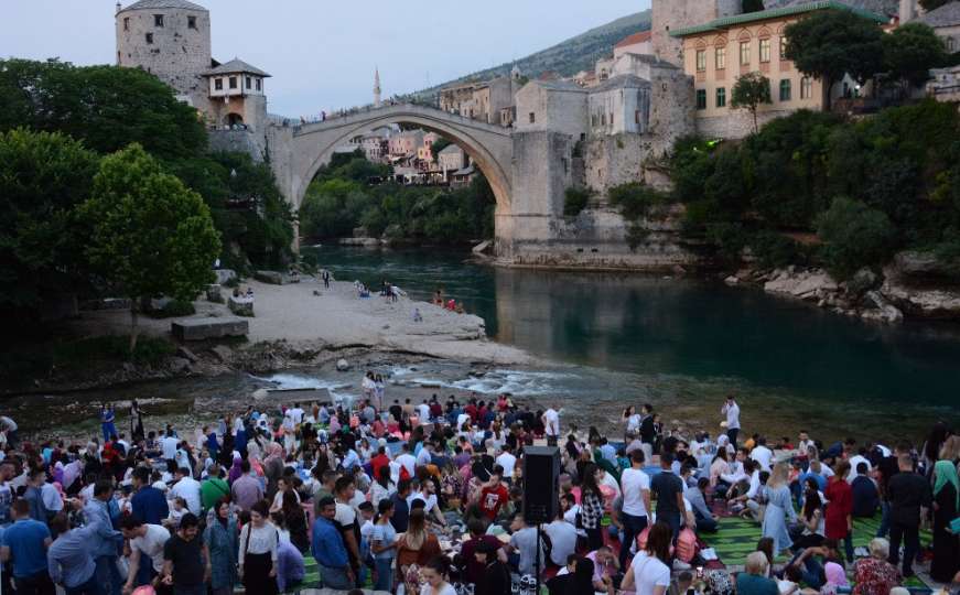 Tradicija u Mostaru: Oko hiljadu mladih iftarilo se ispod Starog mosta