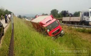 Vozač lakše povrijeđen u prevrtanju kamiona kod Visokog