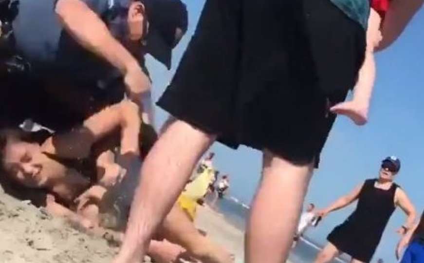 Snimak policajca koji udara djevojku na plaži postao viralan u Americi