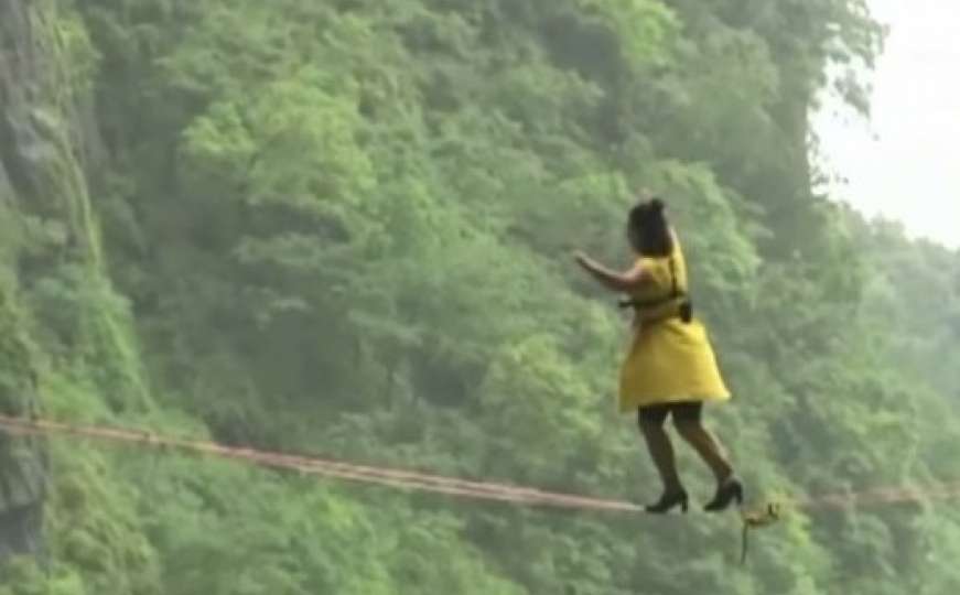 Kako im to uspijeva: Žene hodale u štiklama po žici iznad velike provalije