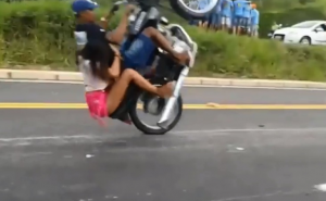 Kad motociklista zaboravi na svoju saputnicu 