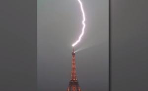 Nevjerovatna  scena: Kamere uhvatile udar munje u Eiffelov toranj