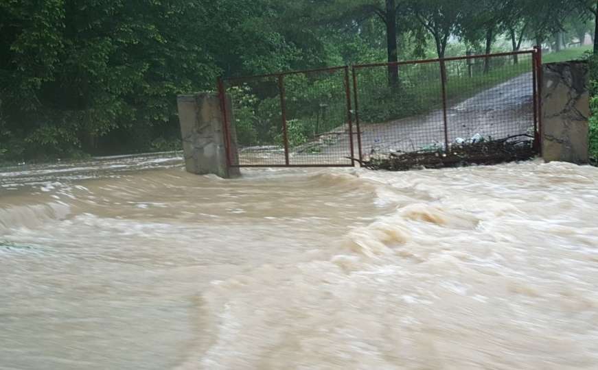 Na Vlašiću kod skretanja za Korićane velika poplava na putu