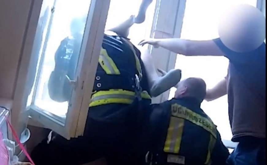 Muškarac skočio s četvrtog sprata, u letu ga uhvatio vatrogasac na spratu niže