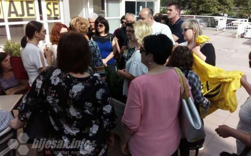 Nezadovoljni radnici hotela "Ero" ispred Vlade FBiH čekaju Novalića