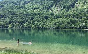 Na Boračkom jezeru otvorena sezona kupanja, najhrabriji zaplivali