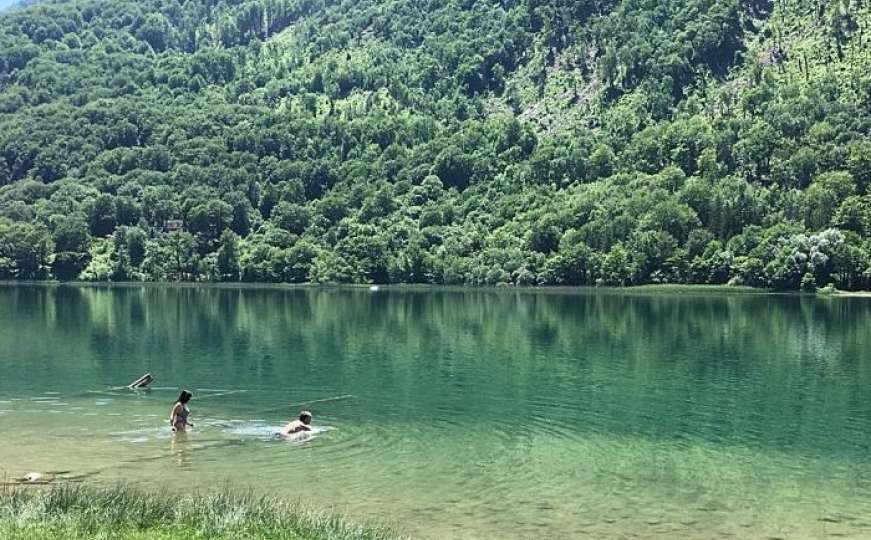 Na Boračkom jezeru otvorena sezona kupanja, najhrabriji zaplivali
