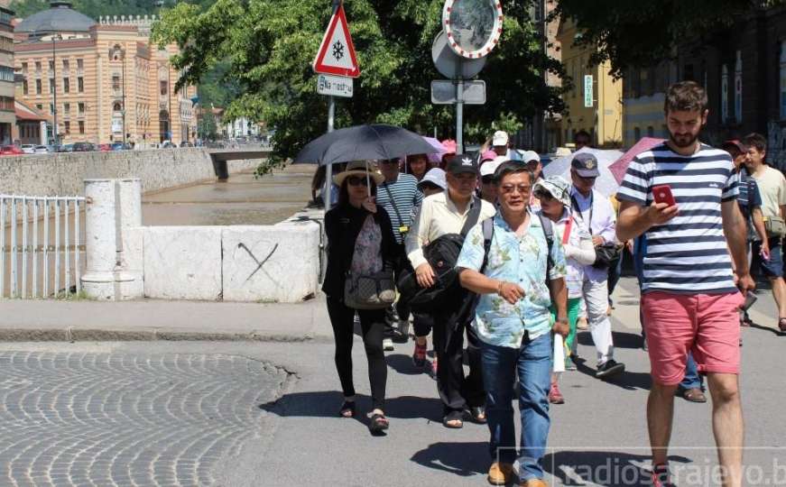 Prva subota juna: Ulice Sarajeva preplavili šetači i strani turisti