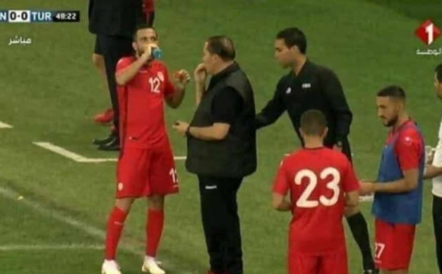 Golman Tunisa lažirao povredu da njegovi saigrači mogu iftariti tokom meča