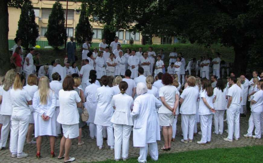 UKC i Dom zdravlja Tuzla: Sud zabranio štrajk, ljekari protestuju tokom pauze