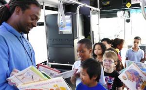 Vozač školskog autobusa obradovao djecu sa 2.100 knjiga