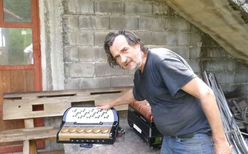 Bosanac Niko Lovrinović uspio od jedne harmonike napraviti dvije 
