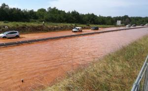 Nevrijeme poharalo Istru: Bujica poplavila puteve, vozila zapela u vodi