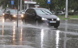 Zbog mokrog kolovoza na pojedinim dionicama u BiH nužna opreznija vožnja