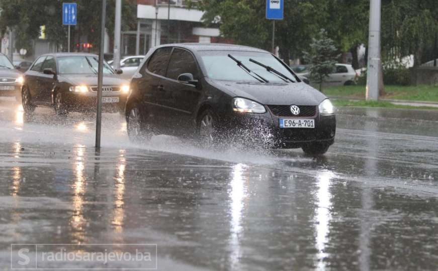 Zbog mokrog kolovoza na pojedinim dionicama u BiH nužna opreznija vožnja