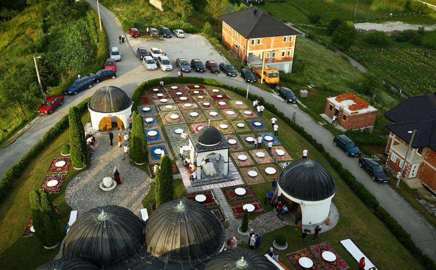 Bužim: Održan tradicionalni iftar na bosanskim ćilimima