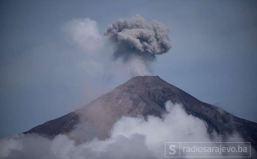 Vulkan Fuego počeo izbacivati užarenu magmu